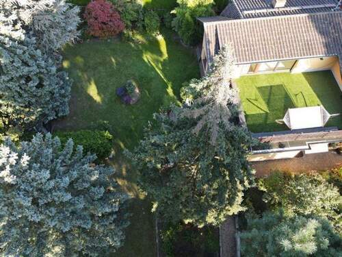 Haus mit Garten von oben - 