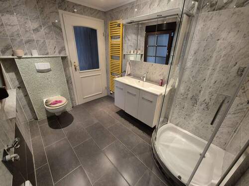 Bad EG mit Dusche, WC Möbel - 