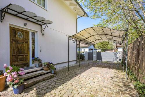 Hauseingang - 7 Zimmer Einfamilienhaus zum Kaufen in Grünwald