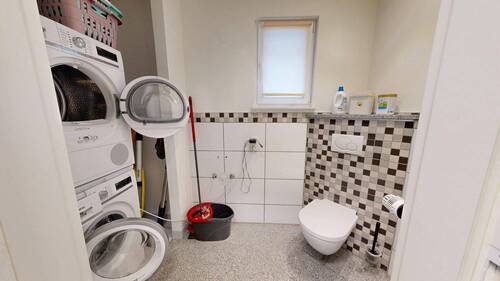 EG Gäste WC mit Waschmaschinenanschluss - 