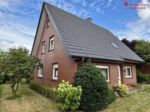 Straßenansicht - Einfamilienhaus mit großem Eigentumsgrundstück in Badbgergen
