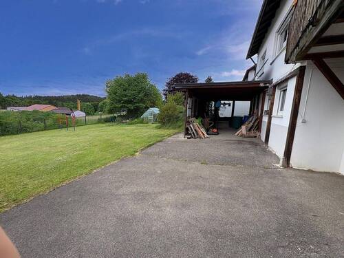Hof mit Carport - 
