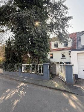 Straßenansicht - Provisionsfrei, sanierungsbedürftiges Reihenhaus in Ludwigshafen Oppau