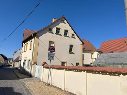 Haus Seite mit Einfahrt - 