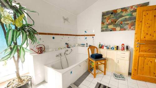 Badezimmer - 4 Zimmer Einfamilienhaus zum Kaufen in Waldfischbach-Burgalben