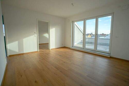 helles Wohnzimmer mit Blick auf die Loggia - 