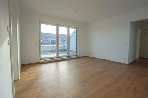 helles Wohnzimmer mit Blick auf die Loggia - 