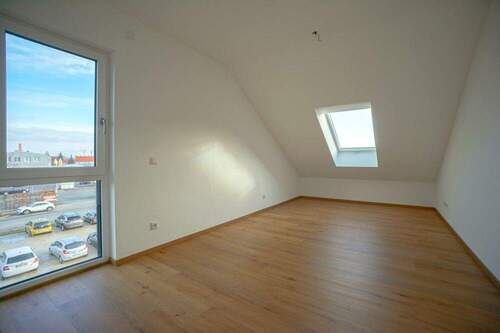 großzügiges, helles Schlafzimmer - 