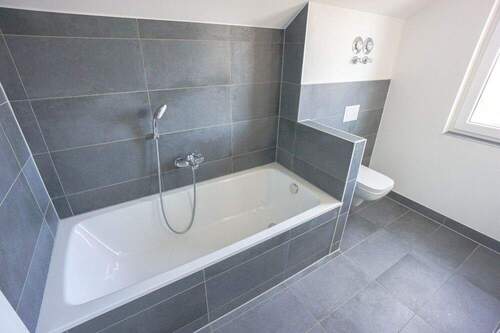 Badezimmer mit Wanne und Dusche - 