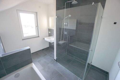 großzügige Dusche - 