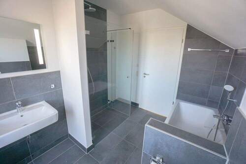 helles, gemütliches Badzimmer - 