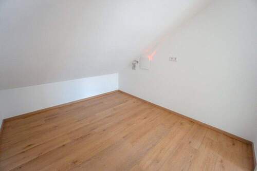 Hauswirtschaftsraum mit Waschmaschinenanschluss - 