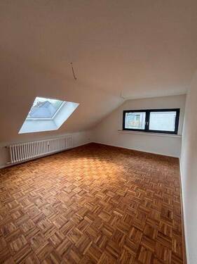 Wohnen I - Bildschönes DG - Frisch Renoviert - 3 Räume - Küche - neues Wannenbad m. Fenster - Stellplatz