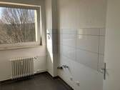 BEISPIELBILD: Küche mit Blick ins Grüne, weißem Fliesenspiegel und Bodenfliesen in grau - 2 Zimmer Etagenwohnung in Friedrichsdorf