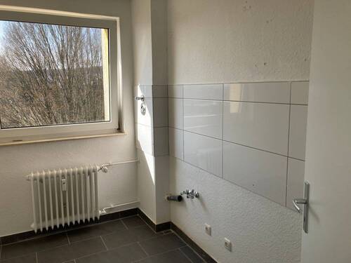 BEISPIELBILD: Küche mit Blick ins Grüne, weißem Fliesenspiegel und Bodenfliesen in grau - 2 Zimmer Etagenwohnung in Friedrichsdorf