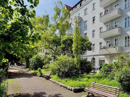 Park vor dem Objekt - 