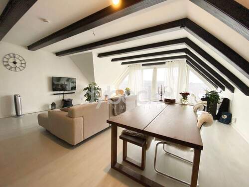 Wohnzimmer - Großzügige Dachgeschosswohnung mit privater Sauna - Licht, Raum und beste Anbindung nahe Lüneburg.