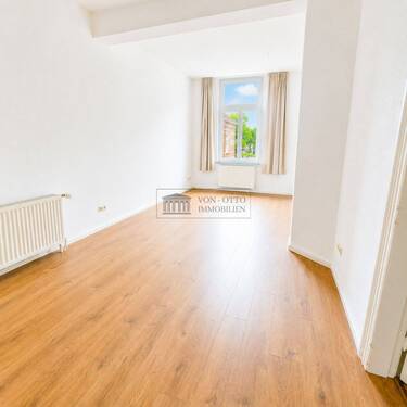 Helles Wohnzimmer - 9 Zimmer Mehrfamilienhaus, Wohnhaus zum Kaufen in Delmenhorst