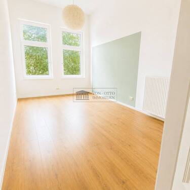 Lichtdurchflutetes Schlafzimmer - 9 Zimmer Mehrfamilienhaus, Wohnhaus in Delmenhorst