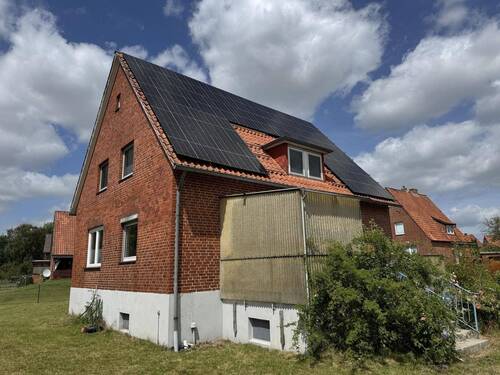 Seitenansicht vom Garten - 7 Zimmer Einfamilienhaus zum Kaufen in Dannenberg