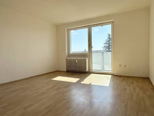 Wohnzimmer - Etagenwohnung mit 56,90 m&sup2; in Augsburg zum Kaufen