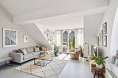 Wohnzimmer Möblierung KI Inspo - Lichtdurchflutete, bezugsfreie Dachgeschoss Wohnung mit Balkon
