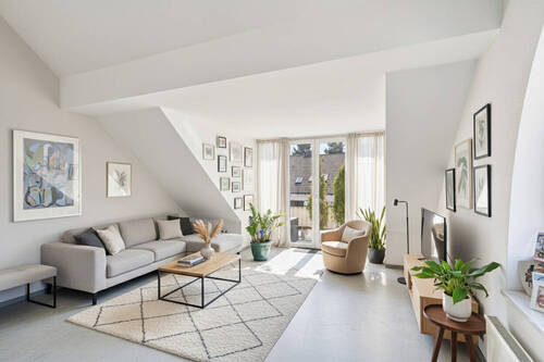 Wohnzimmer Möblierung KI Inspo - Lichtdurchflutete, bezugsfreie Dachgeschoss Wohnung mit Balkon