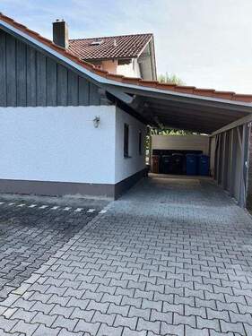 Zugang/Carport - 