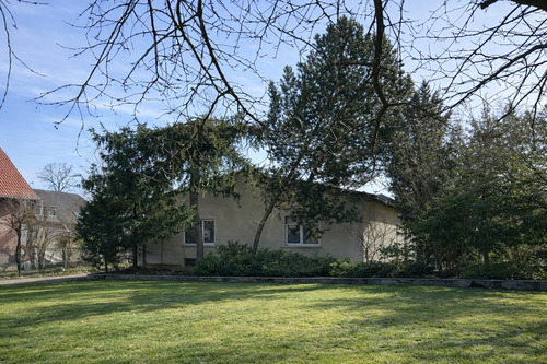 Ruhiger Vorgarten - KENSINGTON - EXKLUSIV - großes Grundstück nahe See mit Sanierungsobjekt mit Potential