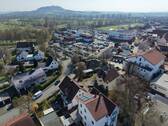 Umgebung und großer Parkplatz - 