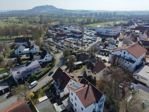 Umgebung und großer Parkplatz - 
