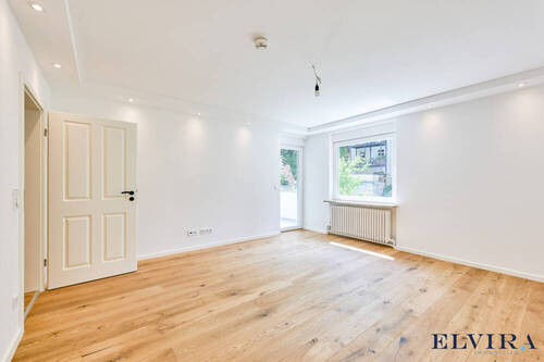 Wohnzimmer mit Zugang zum Balkon - ELVIRA - Urbane Eleganz: 4-Zimmer-Wohnung mit durchdachtem Grundriss und sonniger Südloggia