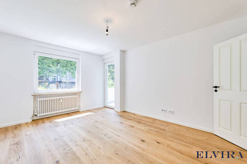 Schlafzimmer mit Zugang zum Balkon - 4 Zimmer Etagenwohnung in München