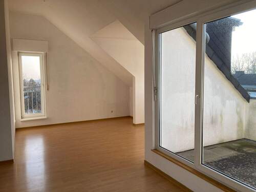 Wohnzimmer mit Laminatboden, weißen Wänden und Dachterrasse - Schöne, renovierte 2-Zimmerwohnung im Dachgeschoss wartet auf neue Mieter!