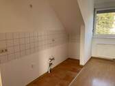 Küche mit weißem Fliesenspiel und beige-braunen Bodenfliesen - 2 Zimmer Etagenwohnung in Friedrichsdorf