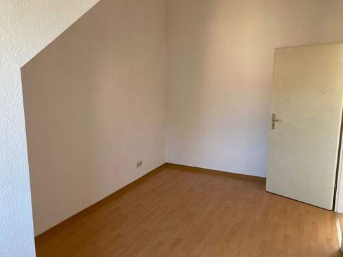 Schlafzimmer mit Laminatboden und weißen Wänden - Etagenwohnung mit 57,50 m&sup2; in Friedrichsdorf zur Miete