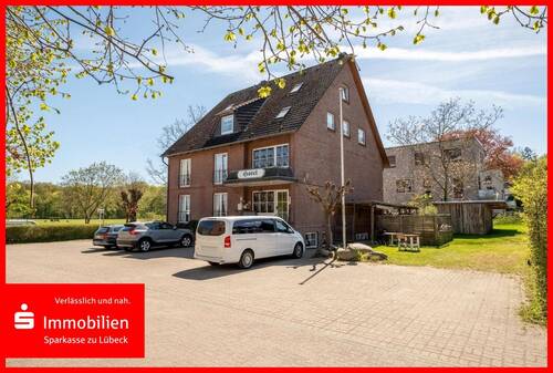 Hotelansicht mit Stellplätzen - Gepflegtes Hotel mit 10 Zimmern in ruhiger Lage in Lübeck Israelsdorf zu verkaufen