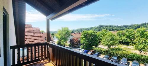 Balkon + Ausblick - Helle 2 Zimmerwohnung mit großem Balkon in ruhiger & gut angebundener Wohnlage in Trostberg