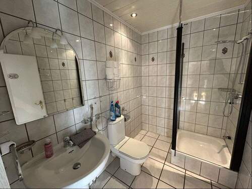Bad mit Dusche und WC im Erdgeschoss - 