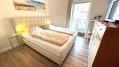 Schlafzimmer mit Balkon (Ost) - Etagenwohnung mit 58,00 m&sup2; in Westerland zum Kaufen