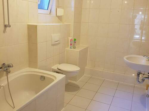 Badezimmer mit Wanne und Fenster - Etagenwohnung mit 95,00 m² in Gießen zur Miete