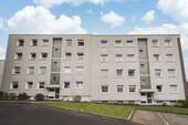 Hausansicht - Immobilienpaket: Zwei vermietete Einheiten und Garage in einem Kauf!