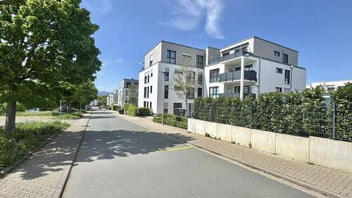 Hausansicht - Stilvolle Ruheoase mit Garten - Ihre Erdgeschossperle im Grünen