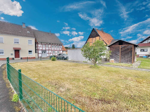 Grundstück, Garten mit Garagen und Nebengebäude - 