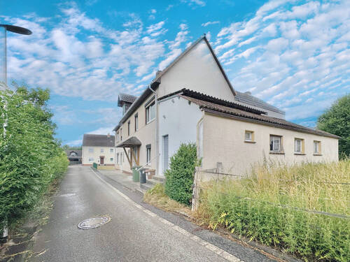 Vorder-Seitenansicht (1) - 7 Zimmer Einfamilienhaus zum Kaufen in Calden