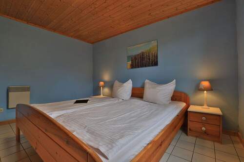 Schlafzimmer mit Stauraum für die Garderobe - 