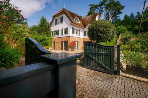 Auffahrt mit einem elektrischen Tor - 