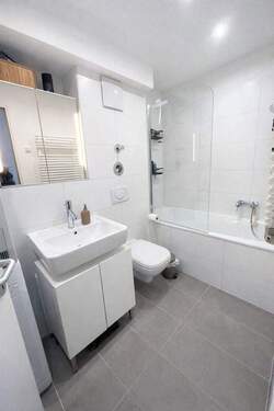 Modernes Bad mit Badewanne - Etagenwohnung mit 79,00 m&sup2; in Köln zur Miete