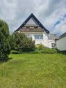 Frontansicht Garten - Gepflegtes Zweifamilienhaus mit großem Grundstück, Weitblick und vielseitigem Potenzial