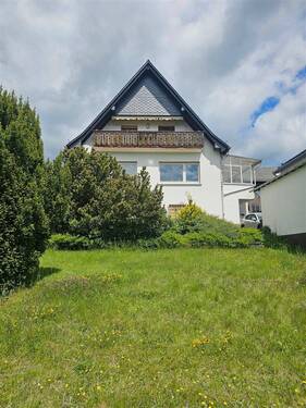Frontansicht Garten - Gepflegtes Zweifamilienhaus mit großem Grundstück, Weitblick und vielseitigem Potenzial